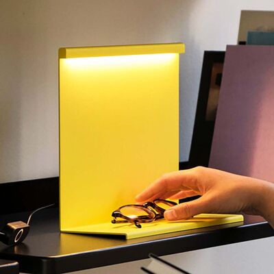 Lampe de table en acier jaune HAY LBM - Design futuriste - Publicité Lampe de table en acier jaune HAY LBM - Design futuriste - Publicité