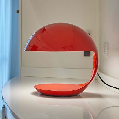 Lampe de Table Rouge Cobra de Martinelli Luce - Design Organique - Publicité Lampe de Table Rouge Cobra de Martinelli Luce - Design Organique - Publicité