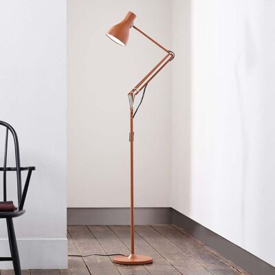 Type 75 Margaret Howell Lampadaire Sienna - Anglepoise - Bureau / espaces de travail - Industriel - Métal - À ampoule unique - Publicité Type 75 Margaret Howell Lampadaire Sienna - Anglepoise - Bureau / espaces de travail - Industriel - Métal - À ampoule unique - Publicité