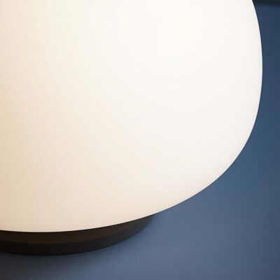 Frandsen - Supernate Lampe de table Ø38 - Opale Blanc/Noir - Publicité Frandsen - Supernate Lampe de table Ø38 - Opale Blanc/Noir - Publicité