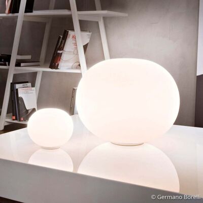 Lampe de table et de sol Flos Glo-Ball Basic 2 Blanc Lumière Diffuse - Publicité Lampe de table et de sol Flos Glo-Ball Basic 2 Blanc Lumière Diffuse - Publicité