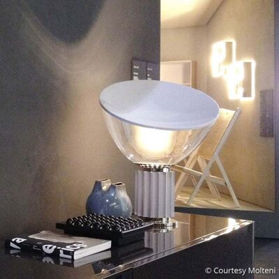 Lampe de table Flos Taccia argentée avec lumière LED réglable - Publicité Lampe de table Flos Taccia argentée avec lumière LED réglable - Publicité