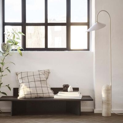 Ferm Living - Lampadaire Arum - Beige - Base en travertin - Designer Trine Andersen - Publicité Ferm Living - Lampadaire Arum - Beige - Base en travertin - Designer Trine Andersen - Publicité