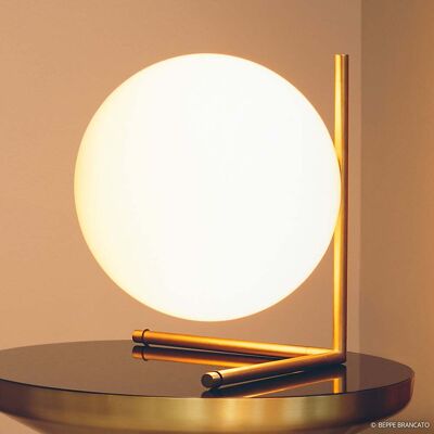Lampe de table Flos IC Lights - Métal & Verre - Dimmable - Publicité Lampe de table Flos IC Lights - Métal & Verre - Dimmable - Publicité