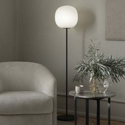Lantern Lampadaire - New Works Lantern Medium - Salon / séjour - Design - Métal - Avec abat-jour - Publicité Lantern Lampadaire - New Works Lantern Medium - Salon / séjour - Design - Métal - Avec abat-jour - Publicité