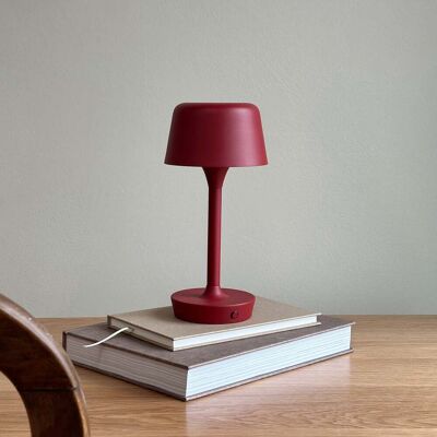 Modèle Dyberg Larsen - Lampe de table LED portable - Rouge foncé - Publicité Modèle Dyberg Larsen - Lampe de table LED portable - Rouge foncé - Publicité