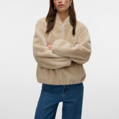 Veste fausse fourrure Jaliga col italien Femme VERO MODA - Publicité Veste fausse fourrure Jaliga col italien Femme VERO MODA - Publicité