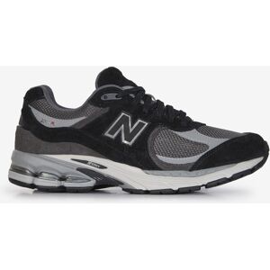Découvrez l'authenticité rétro des New Balance 2002R. Cette sneaker allie une empeigne en mesh et daim pour un style unique. Avec sa semelle intermédiaire absorbant les chocs, elle promet confort et performance. Son design intemporel et sa palette de couleurs subtiles séduiront les passionnés de culture sneaker. image