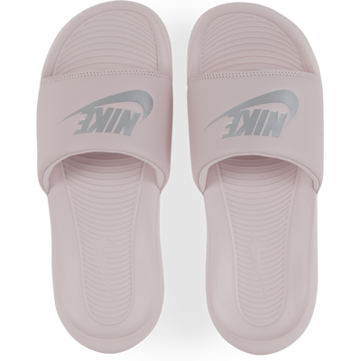 Nike Victori One Slide rose/argent 36,5 femme - Publicité Nike Victori One Slide rose/argent 36,5 femme - Publicité