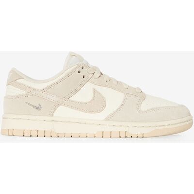 Nike Dunk Low Suede Mini Swoosh beige/marron 44 homme - Publicité Nike Dunk Low Suede Mini Swoosh beige/marron 44 homme - Publicité