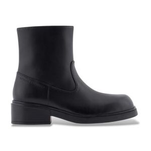 Giorgio Armani A X Armani Exchange pour femme. XW002209AF17474UC001 Bottines Modernes noir (35), Plat, Fermeture éclair, Casuel - Publicité Giorgio Armani A X Armani Exchange pour femme. XW002209AF17474UC001 Bottines Modernes noir (35), Plat, Fermeture éclair, Casuel - Publicité