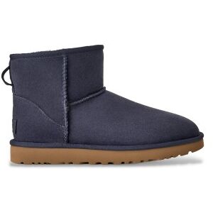 UGG pour femme. 1016222 Bottines en cuir Classic Mini II navy (36), Plat, Aucun, Casuel, Homewear, Marine - Publicité UGG pour femme. 1016222 Bottines en cuir Classic Mini II navy (36), Plat, Aucun, Casuel, Homewear, Marine - Publicité