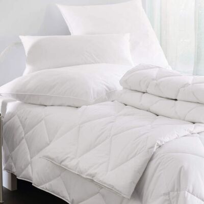 Françoise Saget Couette légère Microfibre 1er prix Blanc Polyester - Publicité Françoise Saget Couette légère Microfibre 1er prix Blanc Polyester - Publicité