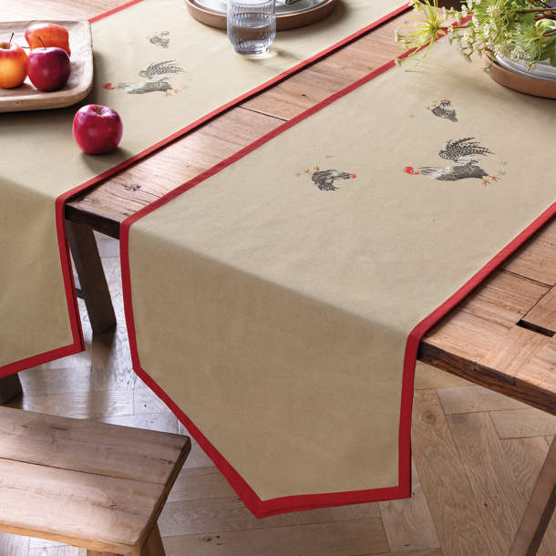 Françoise Saget Chemin de table Poulettes en goguette Grege (beige-gris) Polycoton