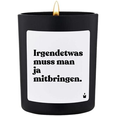 Chatty Candles, Bougie parfumée, Bougie parfumée Woody Il faut bien apporter quelque chose. Publicité Chatty Candles, Bougie parfumée, Bougie parfumée Woody Il faut bien apporter quelque chose. Publicité