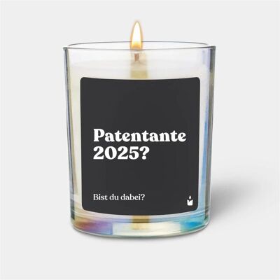 Chatty Candles, Bougie parfumée, Bougie parfumée Rainbow Flowery "Marraine 2025 ? Êtes-vous de la partie ?" - Publicité Chatty Candles, Bougie parfumée, Bougie parfumée Rainbow Flowery "Marraine 2025 ? Êtes-vous de la partie ?" - Publicité
