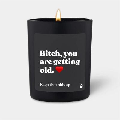 Chatty Candles, Bougie parfumée, Bougie parfumée Flowery Bitch, you are getting old. Publicité Chatty Candles, Bougie parfumée, Bougie parfumée Flowery Bitch, you are getting old. Publicité