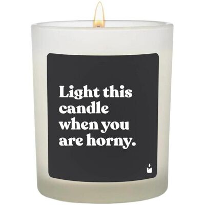 Chatty Candles, Bougie parfumée, Bougie parfumée Woody Light this candle when you are horny. Publicité Chatty Candles, Bougie parfumée, Bougie parfumée Woody Light this candle when you are horny. Publicité