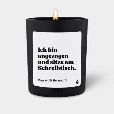 Chatty Candles, Bougie parfumée, Duftkerze Flowery Ich bin angezogen und sitze am Schreibtisch. Was wollt ihr noch? - Publicité Chatty Candles, Bougie parfumée, Duftkerze Flowery Ich bin angezogen und sitze am Schreibtisch. Was wollt ihr noch? - Publicité