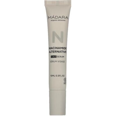 MÁDARA - Modèle - Sérum Alternatif à la Niacinamide - Soins du Visage - Publicité MÁDARA - Modèle - Sérum Alternatif à la Niacinamide - Soins du Visage - Publicité