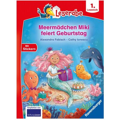 Ravensburger Leserabe - 1. Lesestufe: Meermädchen Miki feiert Geburtstag, Livre pour enfants de Cathy Ionescu, Alexandra Fabisch - Publicité Ravensburger Leserabe - 1. Lesestufe: Meermädchen Miki feiert Geburtstag, Livre pour enfants de Cathy Ionescu, Alexandra Fabisch - Publicité