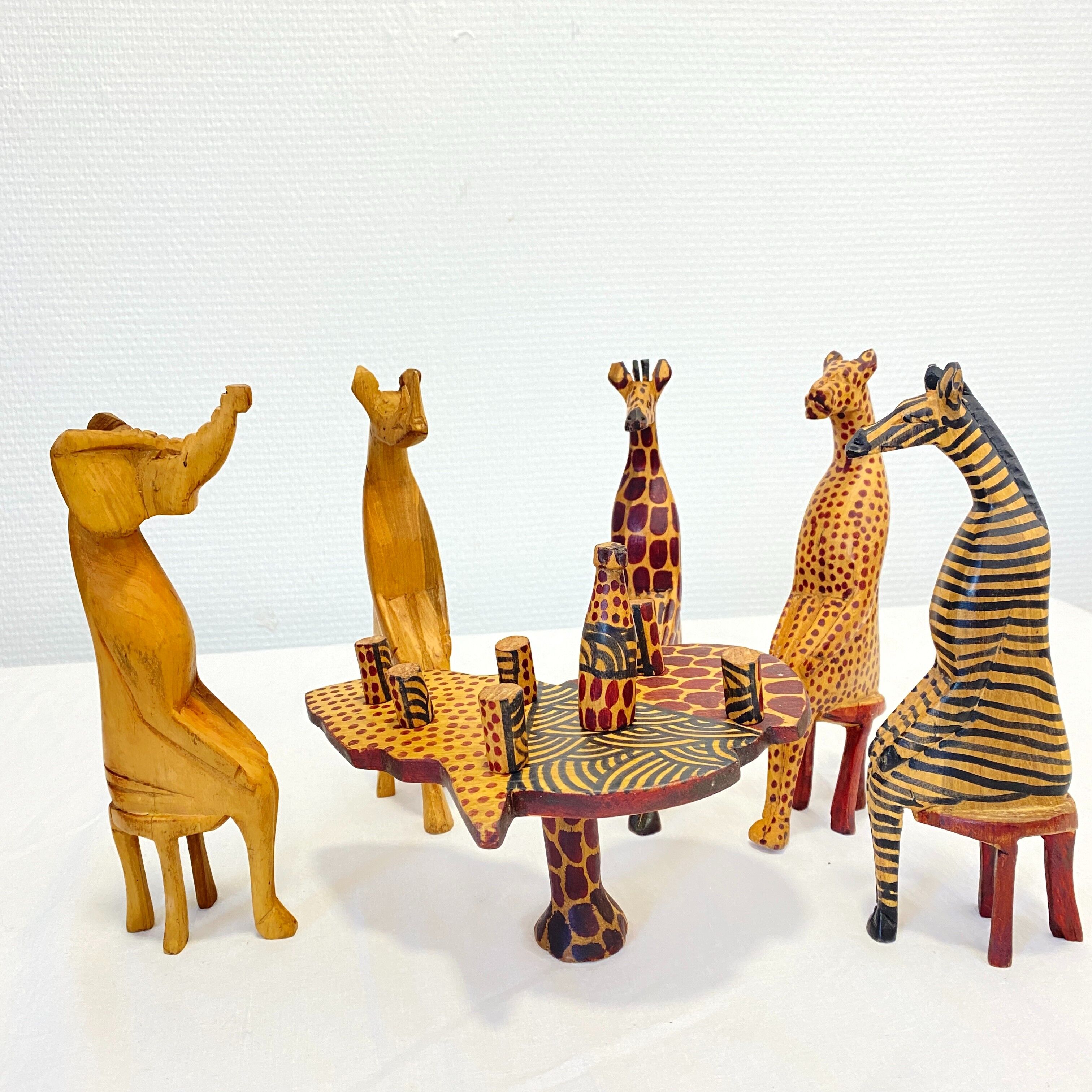 Statue africaine - ensemble animaux de fête , assis à une table