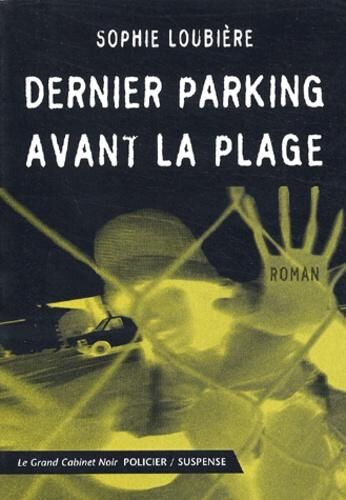 Dernier parking avant la plage Septembre. Sur le parking d'une station-service d'autoroute, à 30 km de Nantes, un représentant en produits bio aperçoit un gamin de 13-14 ans, assis sur un muret, grelottant, la tête enfouie dans les bras. Quand il lui pose quelques questions inquiètes, le garçon lève vers lui des yeux effrayés et s'enfuit en courant. Renversé par un camion qui sort du parking, l'enfant se relève et s'éloigne en boitant vers un petit bois tout proche... Juillet. Saint-Jean-de-Monts, station balnéaire vendéenne c'est là que Catherine et Christine, toutes deux mères de deux enfants, passent leurs vacances dans une résidence VVF (Village Vacances Famille). C'est là que, la nuit, des gamins vont draguer les filles à la sortie de la discothèque. C'est là que, par défi, ces mêmes gamins volent des voitures stationnées sur le parking avant la plage. C'est là que s'organise un curieux trafic dont une boîte de nuit, La Maison Bleue, semble être une plaque tournante... C'est là que, dans l'obscurité, Tidji, Linda, Thomas et les autres attendent qu'un panneau s'ouvre dans la porte de leur cellule et qu'apparaisse enfin un plateau-repas... C'est là que Nadar, le garçon retrouvé sur la station-service d'autoroute, a disparu... C'est là que se cache un terrible secret. Sur le thème, très actuel, des disparitions d'enfants, un roman à la construction éclatée en multiples scènes brèves, très visuelles, qui s'emboîtent savamment et inexorablement pour constituer un puzzle terrifiant, avec, en arrière-plan, une savoureuse et minutieuse description des lieux de vacances à la plage, de nos jours. image