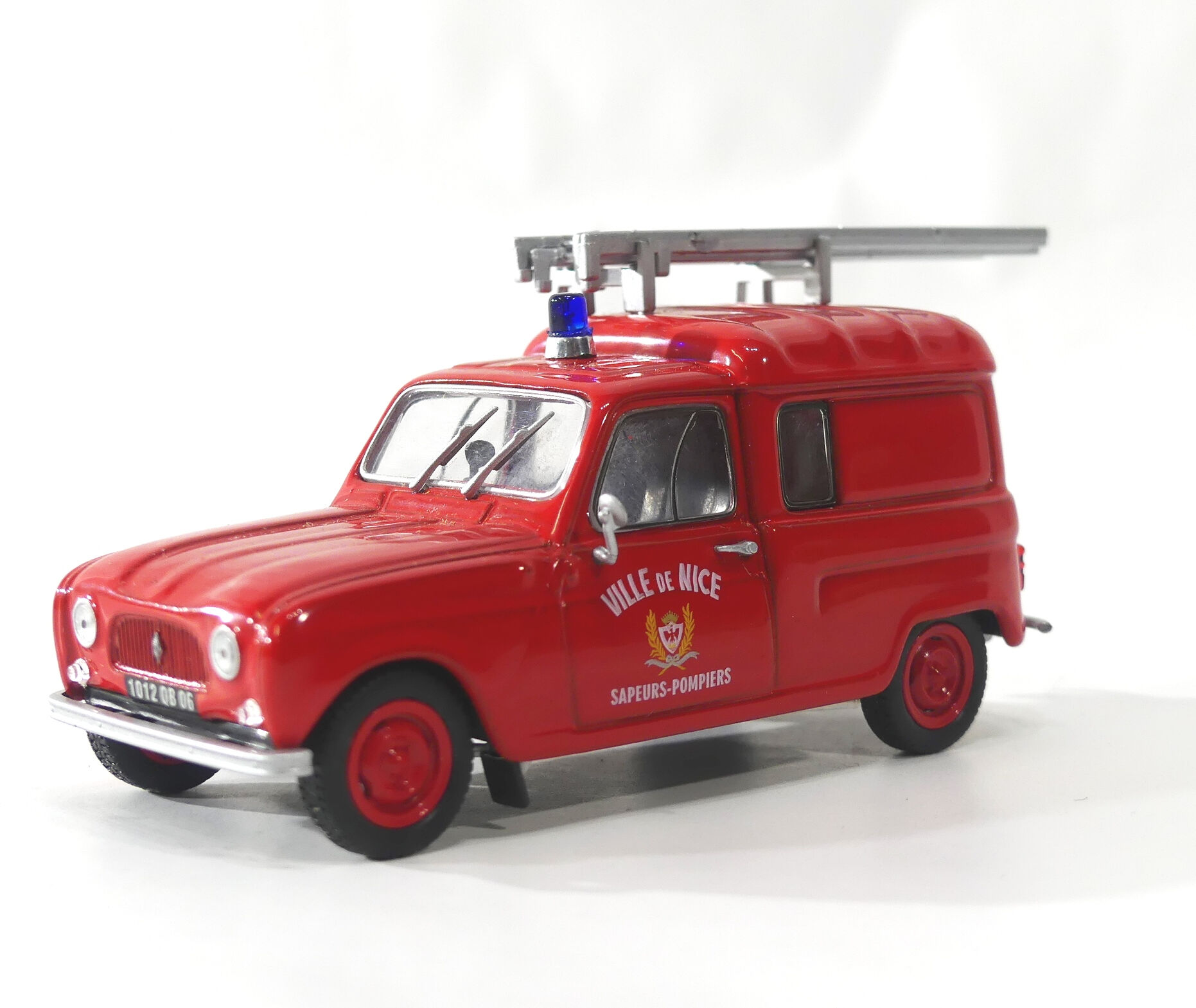 Voiture miiniature Renault 4 fourgonnette sapeurs-pompiers de Nice 1965 - Echelle 1/43 Universal Hobbies Rouge