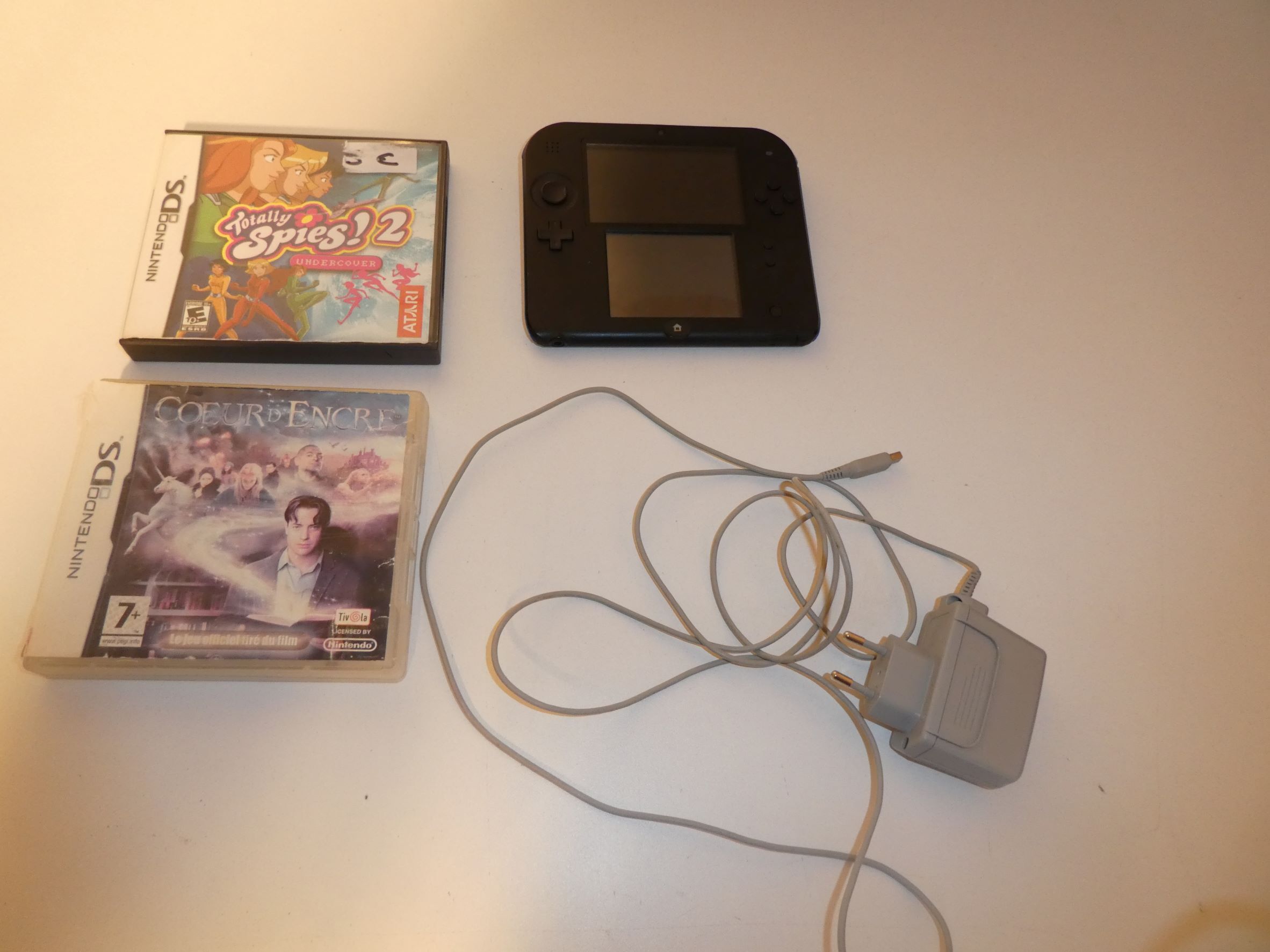 Nintendo 2DS + 2 jeux + chargeur