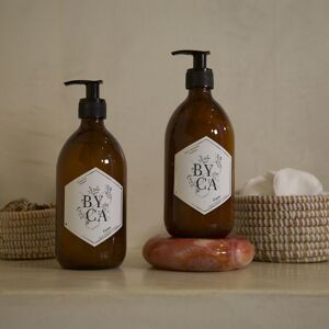 Byca - Après-shampoing - Flacon en verre 480ml - Senteur Figue OS - Publicité Byca - Après-shampoing - Flacon en verre 480ml - Senteur Figue OS - Publicité