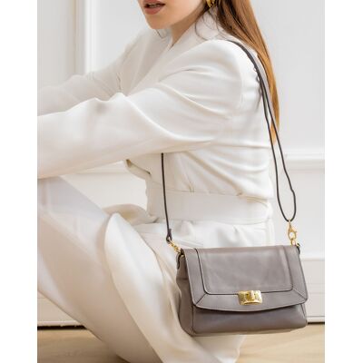 Abaco Paris - Sac bandoulière en Cuir de Vachette Gaby taupe - 21x15x7 cm OS - Publicité Abaco Paris - Sac bandoulière en Cuir de Vachette Gaby taupe - 21x15x7 cm OS - Publicité