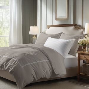 Victor & Hugo - Parure drap plat + drap-housse + taies rectangles satin de coton - Cannes Blanc/Taupe 180x200 cm - Publicité Victor & Hugo - Parure drap plat + drap-housse + taies rectangles satin de coton - Cannes Blanc/Taupe 180x200 cm - Publicité