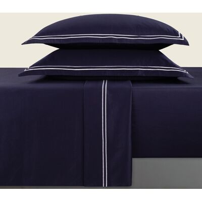 Christian Laurier - Parure petit drap plat + drap-housse + taies rectangles satin de coton Biarritz blanc/bleu foncé 150x200 cm - Publicité Christian Laurier - Parure petit drap plat + drap-housse + taies rectangles satin de coton Biarritz blanc/bleu foncé 150x200 cm - Publicité