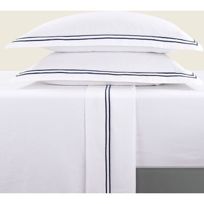 Christian Laurier - Parure drap plat + drap-housse + taies rectangles satin de coton Biarritz bleu foncé/blanc 180x200 cm - Publicité Christian Laurier - Parure drap plat + drap-housse + taies rectangles satin de coton Biarritz bleu foncé/blanc 180x200 cm - Publicité