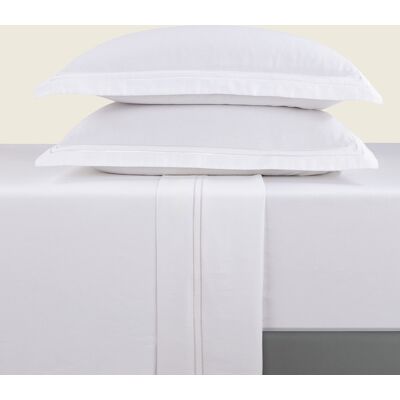 Christian Laurier - Parure drap plat + drap-housse + taies rectangles satin de coton Biarritz blanc 180x200 cm - Publicité Christian Laurier - Parure drap plat + drap-housse + taies rectangles satin de coton Biarritz blanc 180x200 cm - Publicité