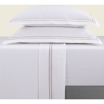 Christian Laurier - Parure drap plat + drap-housse + taies rectangles satin de coton Biarritz taupe/blanc 180x200 cm - Publicité Christian Laurier - Parure drap plat + drap-housse + taies rectangles satin de coton Biarritz taupe/blanc 180x200 cm - Publicité