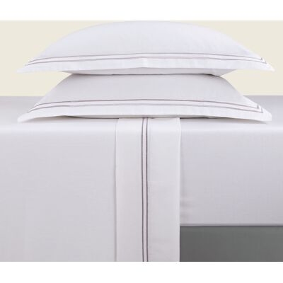 Christian Laurier - Parure drap plat + drap-housse + taies rectangles satin de coton Biarritz gris/blanc 180x200 cm - Publicité Christian Laurier - Parure drap plat + drap-housse + taies rectangles satin de coton Biarritz gris/blanc 180x200 cm - Publicité