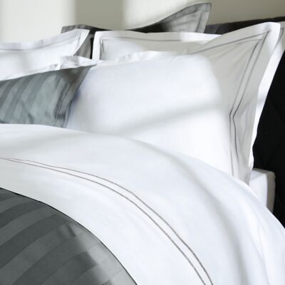 Christian Laurier - Drap plat satin de coton Biarritz gris/blanc - 240x300 cm 240x300 cm - Publicité Christian Laurier - Drap plat satin de coton Biarritz gris/blanc - 240x300 cm 240x300 cm - Publicité