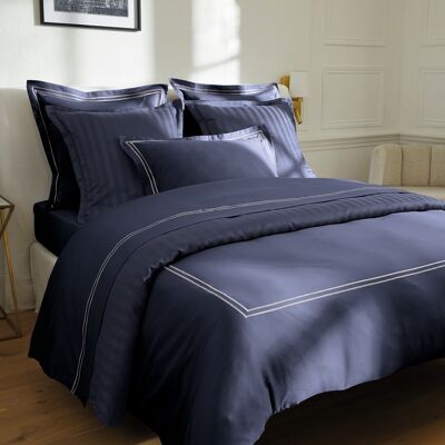 Christian Laurier - Drap plat satin de coton Biarritz blanc/bleu foncé - 240x300 cm 240x300 cm - Publicité Christian Laurier - Drap plat satin de coton Biarritz blanc/bleu foncé - 240x300 cm 240x300 cm - Publicité