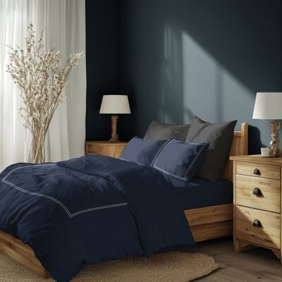 Abaco - Housse de couette + taie d'oreiller 63x63 satin de coton Annecy blanc/bleu foncé - 140x200 cm 140x200 cm - Publicité Abaco - Housse de couette + taie d'oreiller 63x63 satin de coton Annecy blanc/bleu foncé - 140x200 cm 140x200 cm - Publicité
