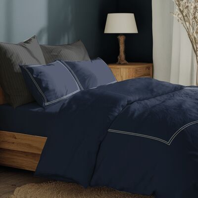 Abaco - Housse de couette + 2 taies d'oreiller 80x80 satin de coton Annecy blanc/bleu foncé - 200x220 cm 200x220 cm - Publicité Abaco - Housse de couette + 2 taies d'oreiller 80x80 satin de coton Annecy blanc/bleu foncé - 200x220 cm 200x220 cm - Publicité