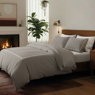 Abaco - Housse de couette + taie d'oreiller 80x80 satin de coton Annecy blanc/taupe - 135x200 cm 135x200 cm - Publicité Abaco - Housse de couette + taie d'oreiller 80x80 satin de coton Annecy blanc/taupe - 135x200 cm 135x200 cm - Publicité