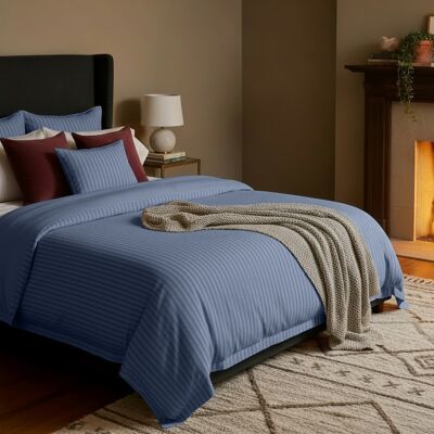 Abaco - Housse de couette + 2 taies d'oreiller 63x63 satin de coton rayure tissé dobby Jacquard bleu 06 240x220 cm - Publicité Abaco - Housse de couette + 2 taies d'oreiller 63x63 satin de coton rayure tissé dobby Jacquard bleu 06 240x220 cm - Publicité