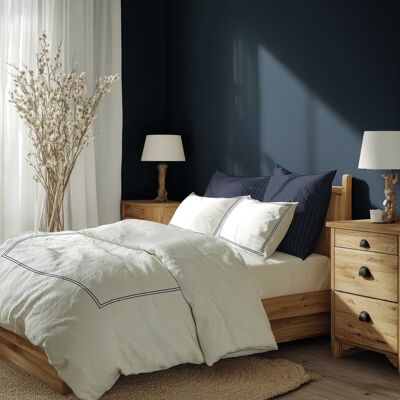 Abaco - Housse de couette + 2 taies d'oreiller 63x63 satin de coton Annecy bleu foncé/blanc 260x240 cm - Publicité Abaco - Housse de couette + 2 taies d'oreiller 63x63 satin de coton Annecy bleu foncé/blanc 260x240 cm - Publicité