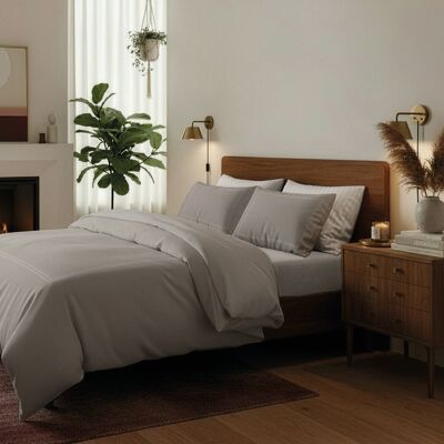 Abaco - Housse de couette + 2 taies d'oreiller 63x63 satin de coton Annecy taupe 240x220 cm - Publicité Abaco - Housse de couette + 2 taies d'oreiller 63x63 satin de coton Annecy taupe 240x220 cm - Publicité