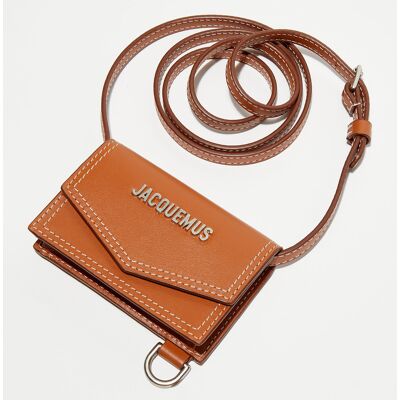 Jacquemus - Porte-cartes tour-de-cou en Cuir Le Chouchou Homme marron - 10x7 cm OS - Publicité Jacquemus - Porte-cartes tour-de-cou en Cuir Le Chouchou Homme marron - 10x7 cm OS - Publicité