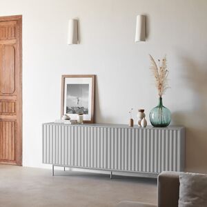 Teulat - Buffet Sierra 4 portes et 3 tiroirs intérieurs gris clair - 211x47x80cm OS - Publicité Teulat - Buffet Sierra 4 portes et 3 tiroirs intérieurs gris clair - 211x47x80cm OS - Publicité