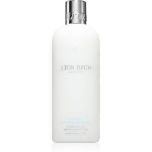 Molton Brown Coastal Cypress & Sea Fennel après-shampoing nourrissant pour des cheveux faciles à démêler 300 ml - Publicité Molton Brown Coastal Cypress & Sea Fennel après-shampoing nourrissant pour des cheveux faciles à démêler 300 ml - Publicité