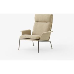 &tradition Fauteuil à dossier haut avec accoudoirs en tissu beige et aluminium chromé Muno LN17 - Publicité &tradition Fauteuil à dossier haut avec accoudoirs en tissu beige et aluminium chromé Muno LN17 - Publicité