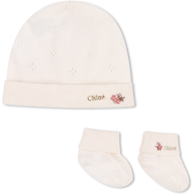 Chloe - Coffret De Naissance Bonnet Et Doudou - Craie - Fille - 6 Mois CRAIE 6 mois female - Publicité Chloe - Coffret De Naissance Bonnet Et Doudou - Craie - Fille - 6 Mois CRAIE 6 mois female - Publicité